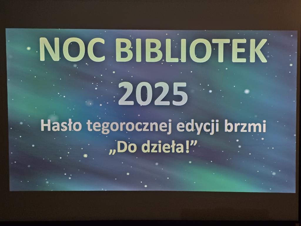 Na czarnym tle plakat z napisem: "Noc Bibliotek 2025 Hasło tegorocznej edycji brzmi "Do dzieła!"