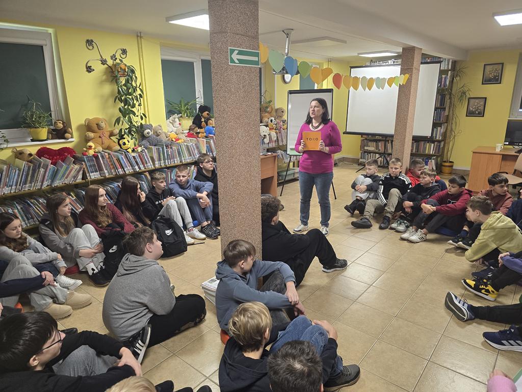 CO WIDZIMY W ZNIEKSZTAŁCONYM ODBICIU WIRTUALNEJ RZECZYWISTOŚCI? 01