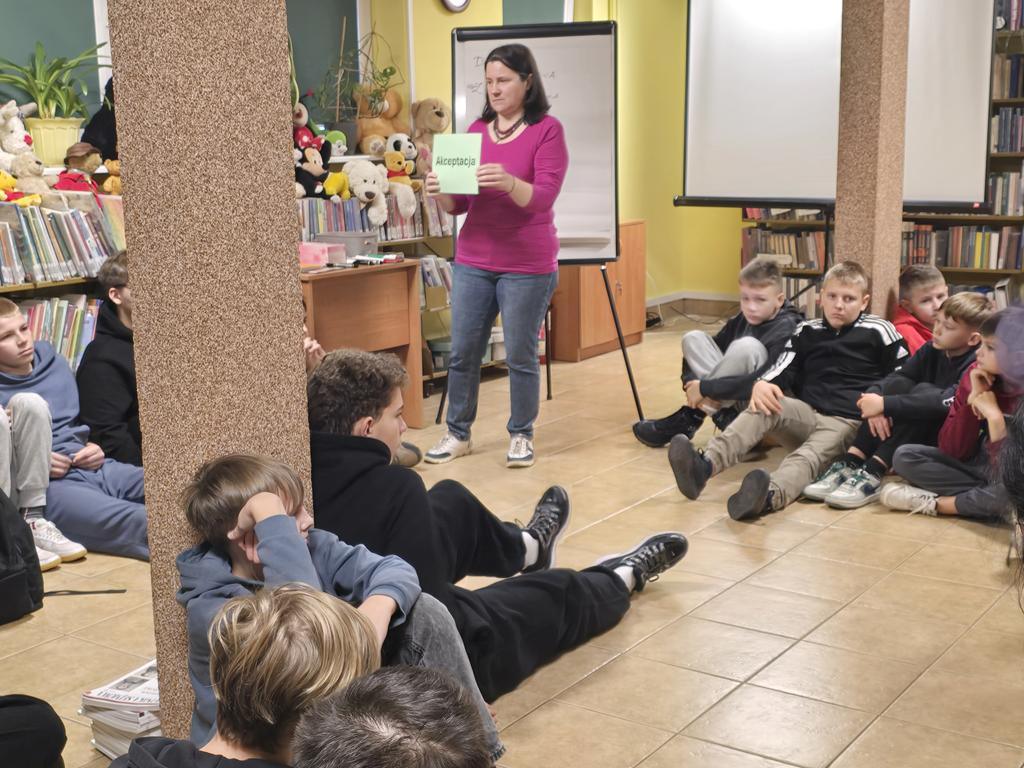 CO WIDZIMY W ZNIEKSZTAŁCONYM ODBICIU WIRTUALNEJ RZECZYWISTOŚCI? 09