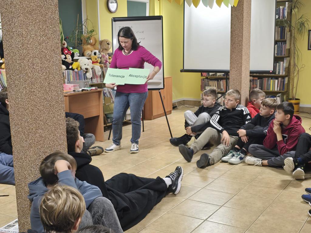 CO WIDZIMY W ZNIEKSZTAŁCONYM ODBICIU WIRTUALNEJ RZECZYWISTOŚCI? 10