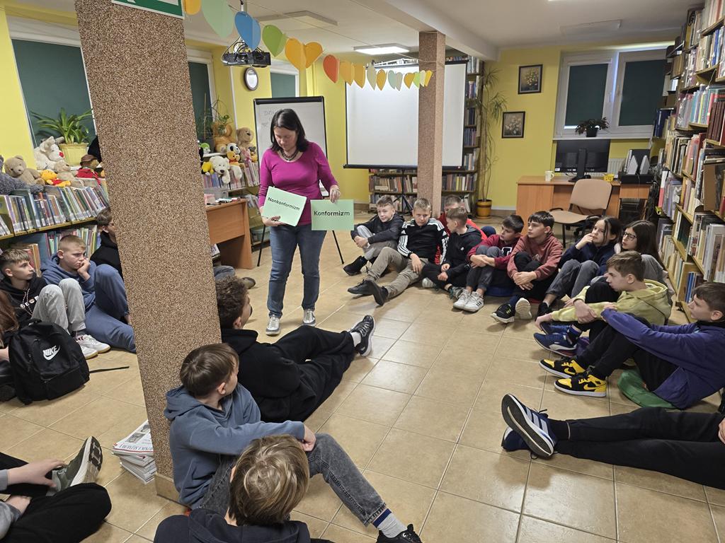 CO WIDZIMY W ZNIEKSZTAŁCONYM ODBICIU WIRTUALNEJ RZECZYWISTOŚCI? 11