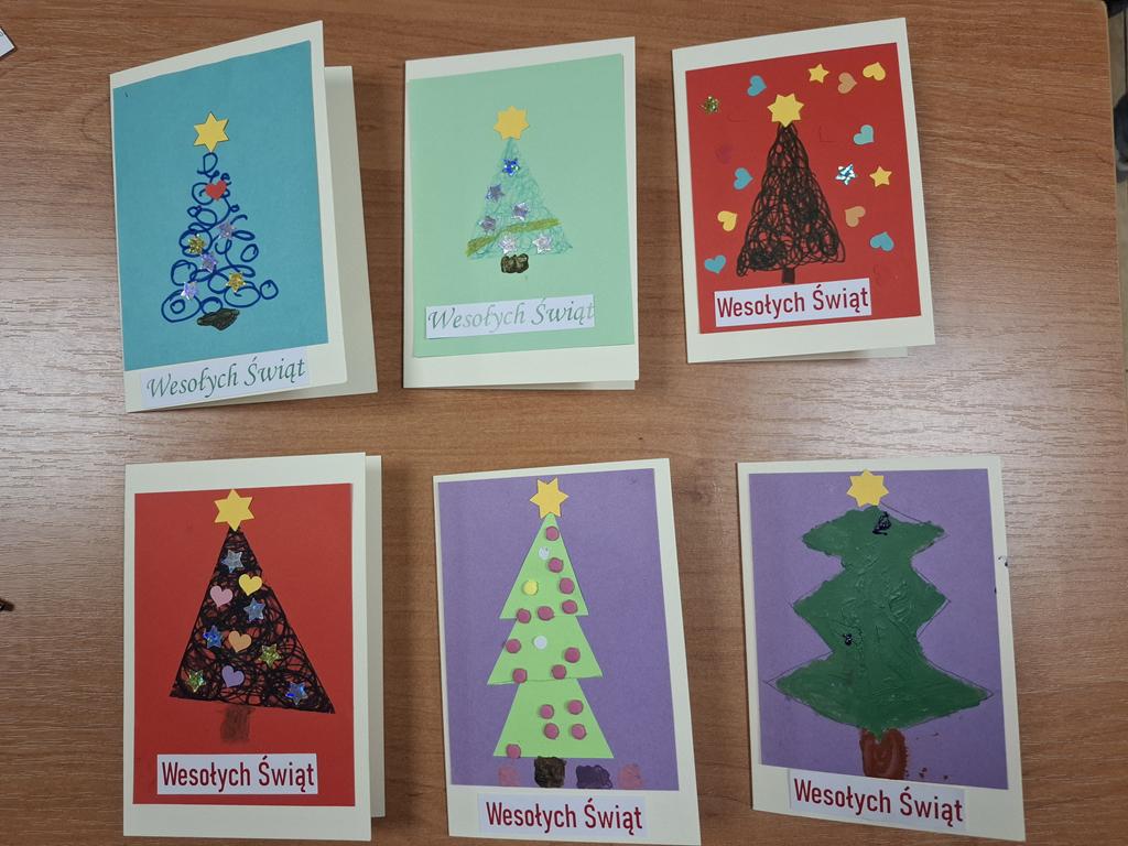 Sześć kolorowych kartek świątecznych wykonanych z różnych materiałów.